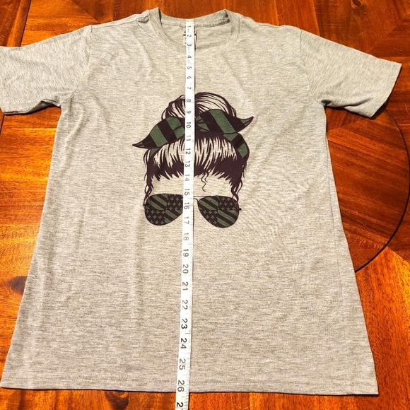 Messy Bun Fleur-De-Lis Gray Green Black Top - Picture 3 of 6